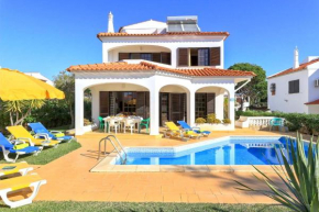 Spacious 4 bedroom villa, private pool, free air conditioning and wifi